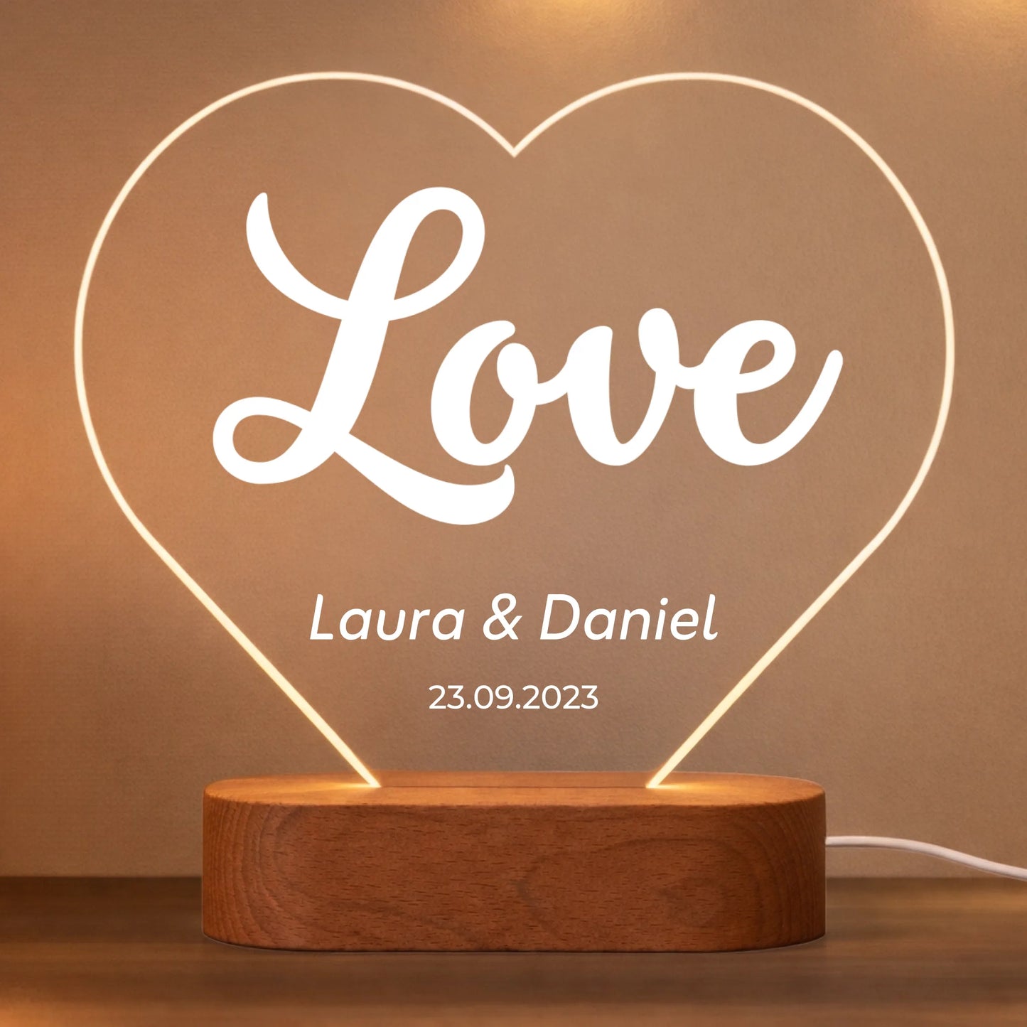 Personalisiertes Herz-Acrylglas mit LED – Love – Gesamtansicht mit LED-Holzsockel