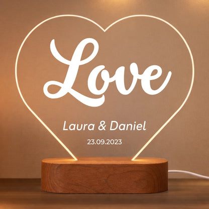 Personalisiertes Herz-Acrylglas mit LED – Love – Gesamtansicht mit LED-Holzsockel
