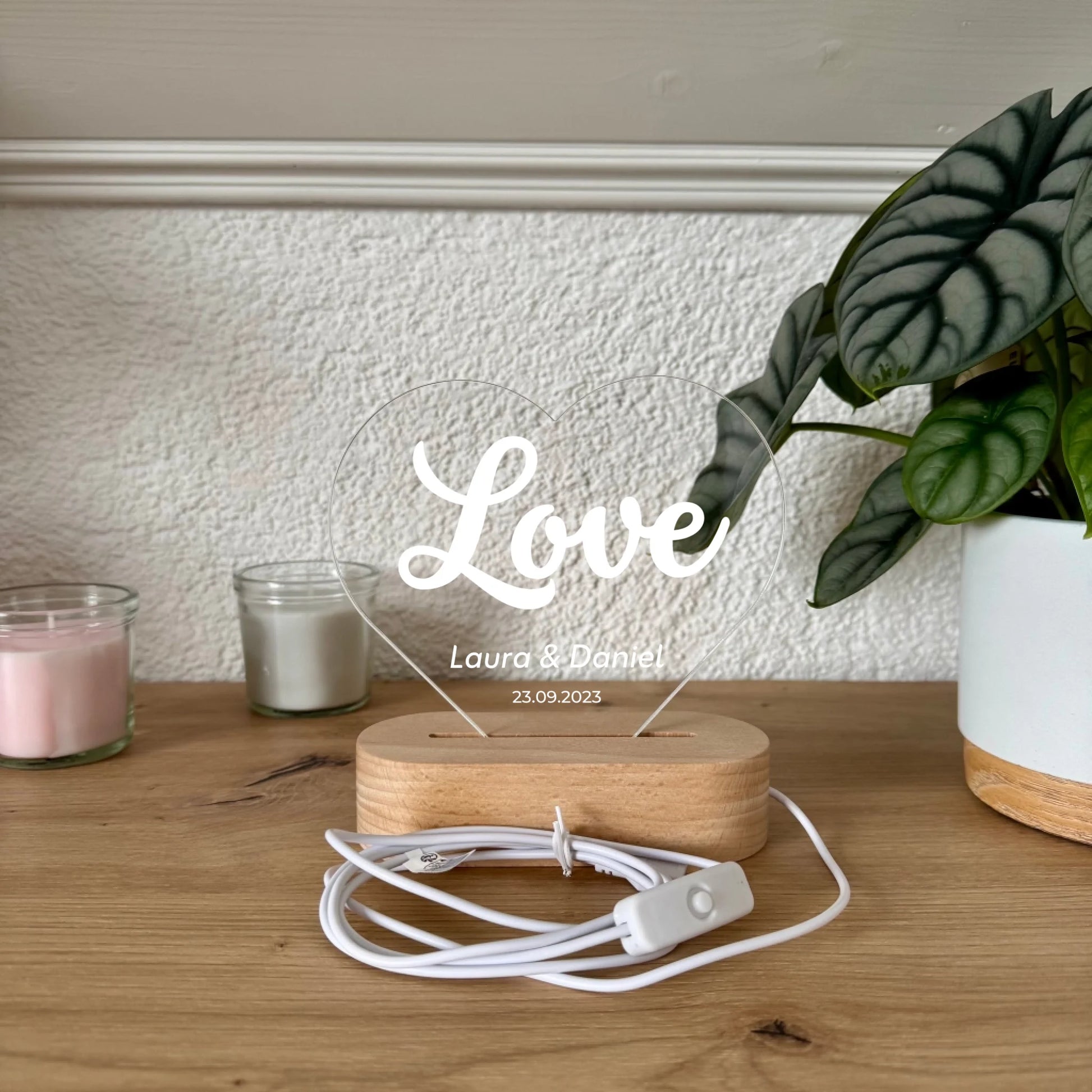 Herz-Acrylglas mit LED – Love – Motiv auf klarem Acrylglas in Nahaufnahme
