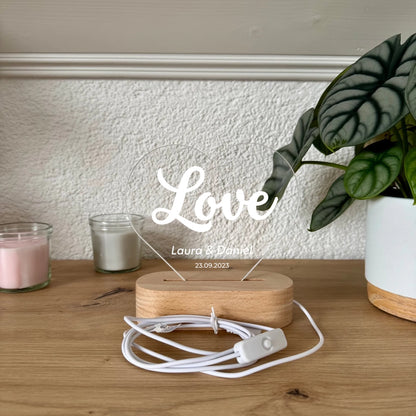 Herz-Acrylglas mit LED – Love – Motiv auf klarem Acrylglas in Nahaufnahme