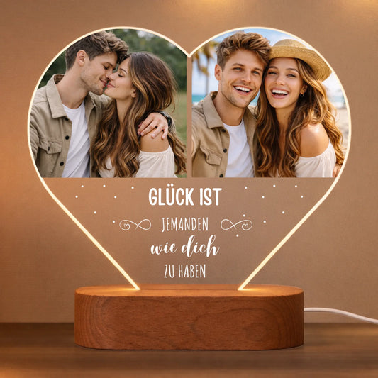 Personalisiertes Herz-Acrylglas mit LED – „Glück ist“ – Gesamtansicht mit LED-Holzsockel